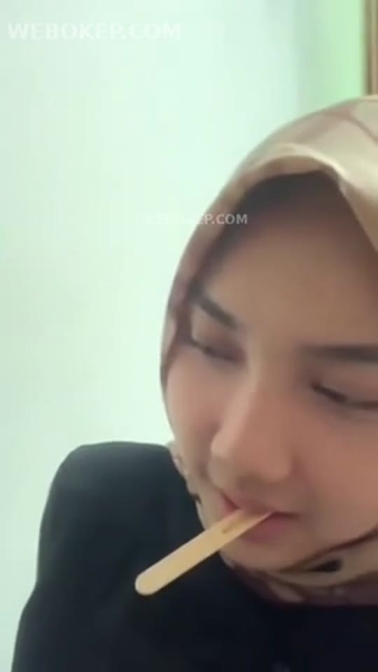 Hijab Viral Nyusuin Pacar